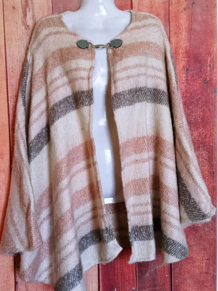 *LC Lauren Conrad Women's Poncho One Size. B38-348